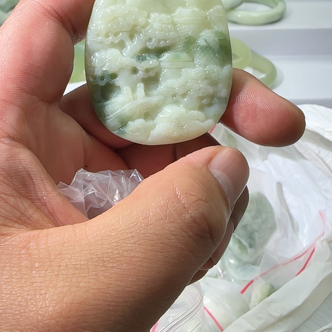 蛇纹石玉未镶嵌颈饰