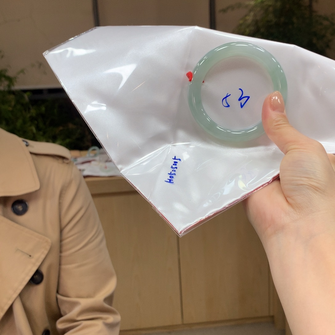 翡翠手镯未镶嵌不退不换