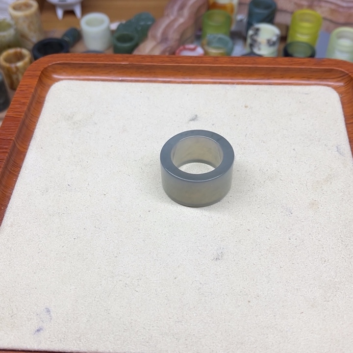 执***颜蛇纹石玉未镶嵌戒圈