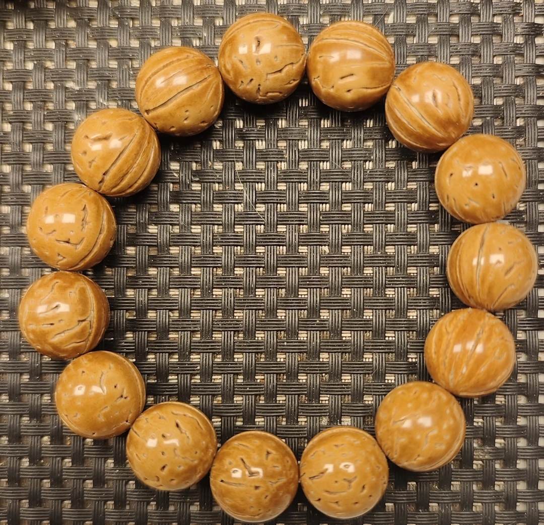 14.8尺寸精品野生桃核光珠小红皮手串 