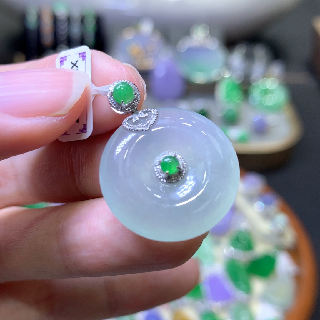 【闪购商品】翡翠颈饰18K金镶嵌翡翠吊坠项链