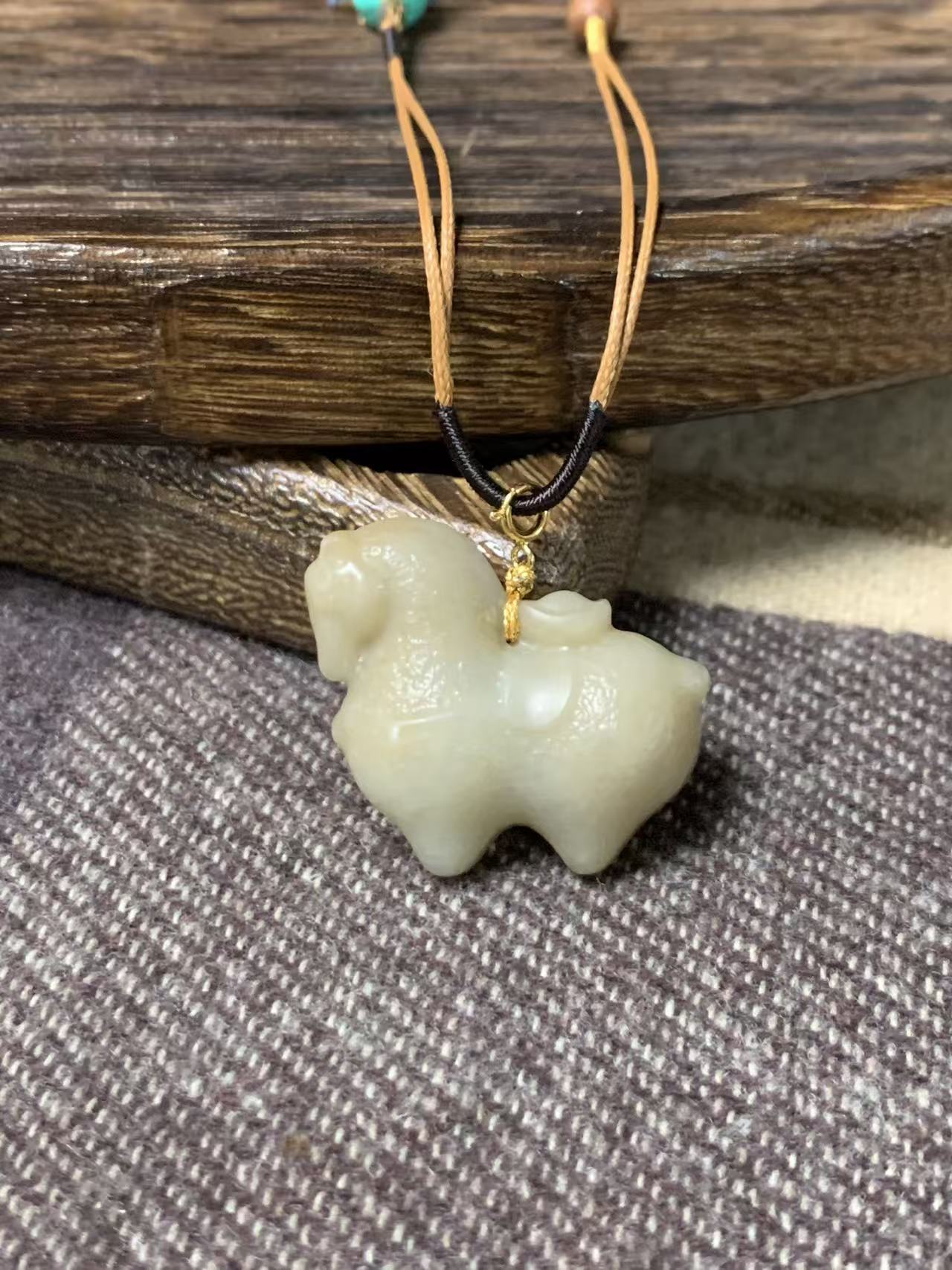 【天然和田玉”马上有米“新疆料吊坠】松柏家珠宝 多样性发货一条