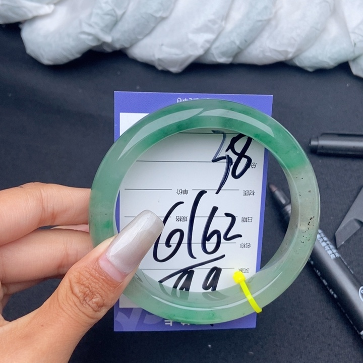 石英质玉（非洲翠）手镯未镶嵌38