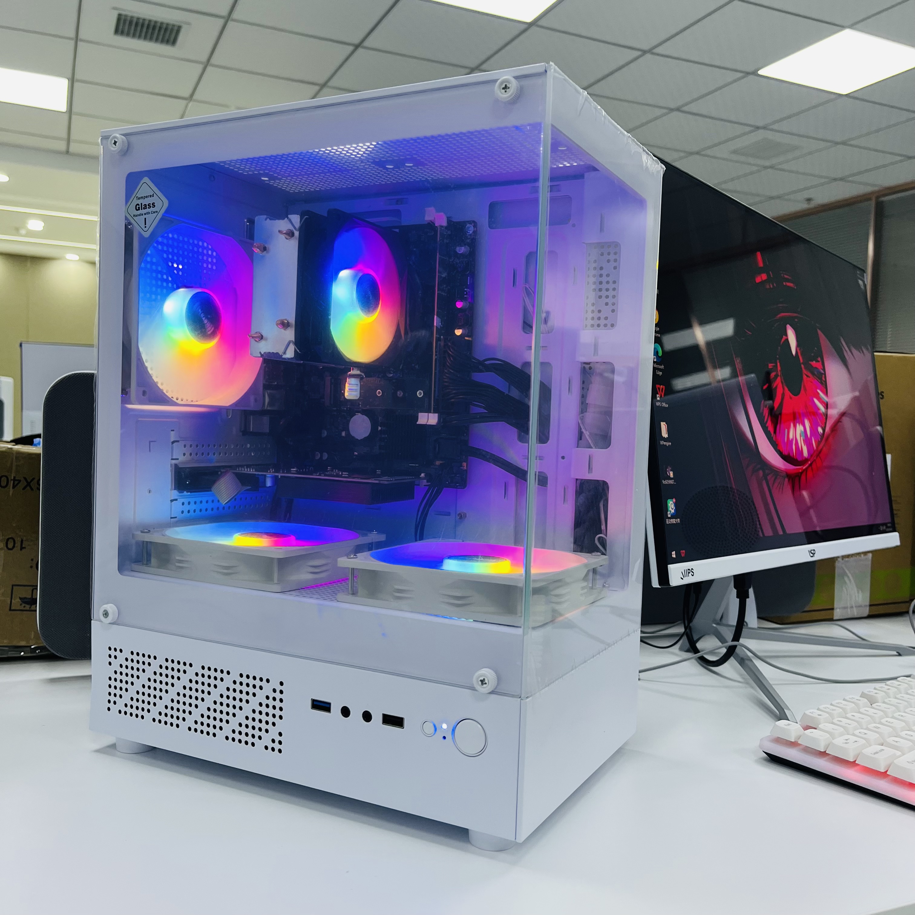 邦卓公司处理海景房老板电脑发光单主机无显示器白色办公设计