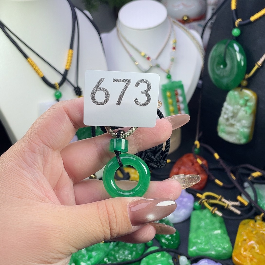 翡翠未镶嵌吊坠(赠链)