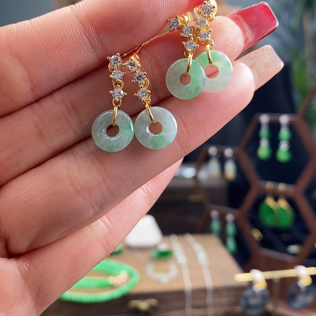 翡翠耳饰未镶嵌多样发其一