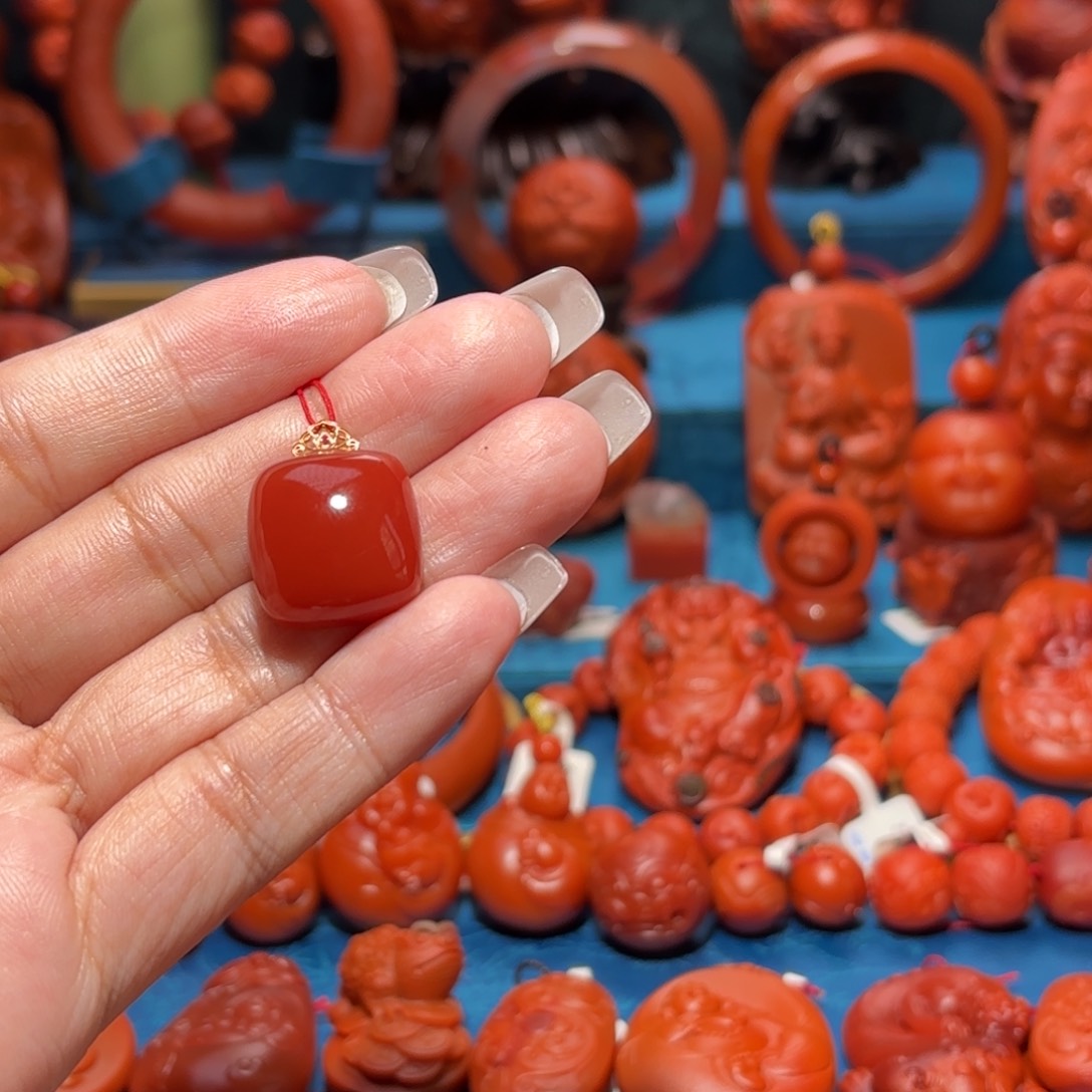 18K金镶嵌雕刻南红玛瑙