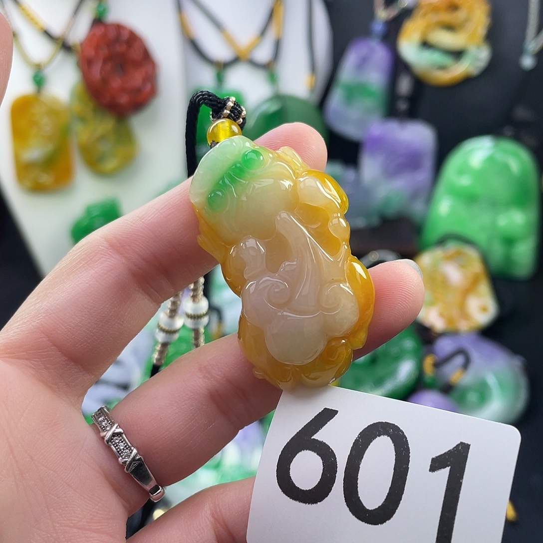 翡翠未镶嵌吊坠(赠链)