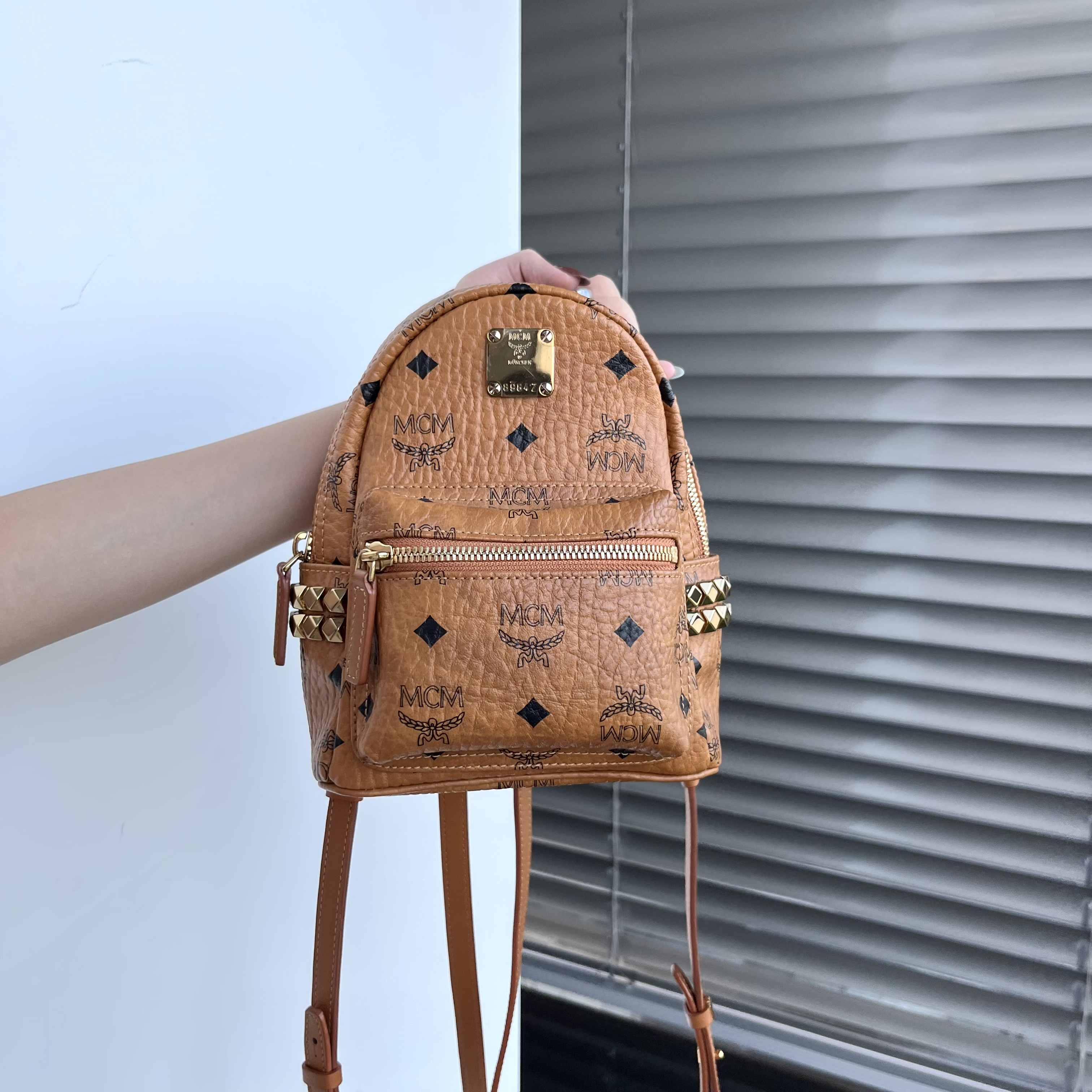 95新 MCM XM/干邑色铆钉可爱超Mini双肩包/WJ11709031