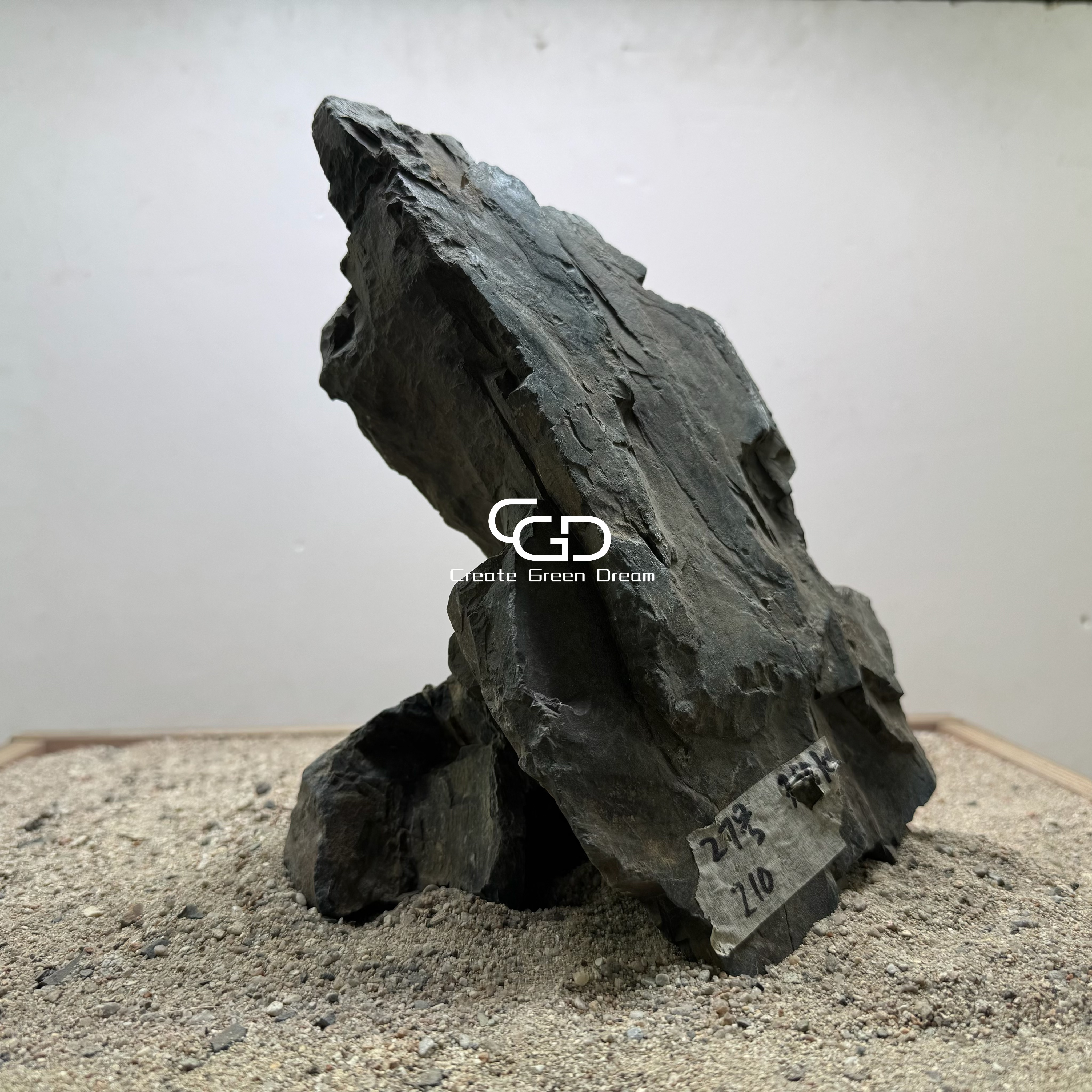 黑云石3面实拍图2张细节图，无美颜滤镜 长：20cm 宽：10cm 高：23cm