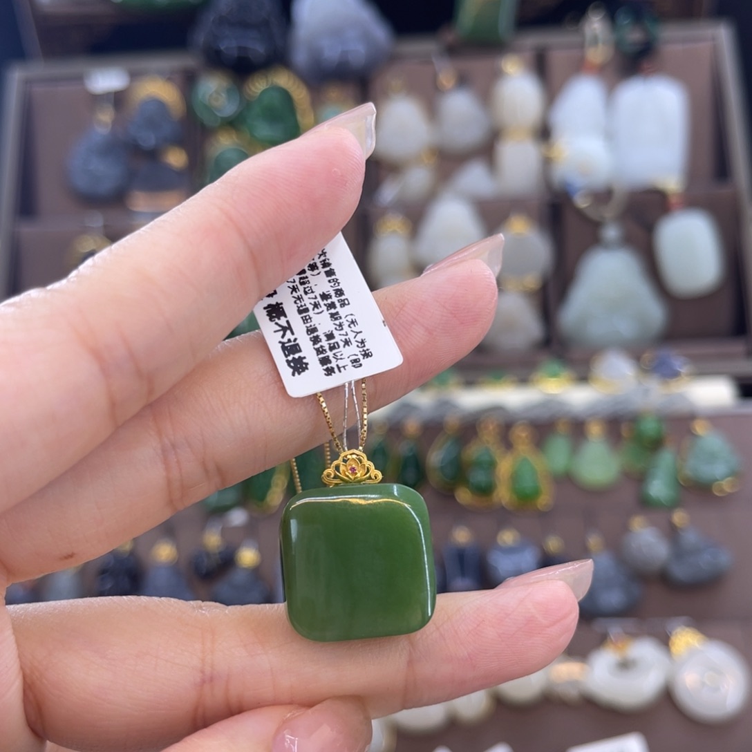 和田玉吊坠18K金镶嵌