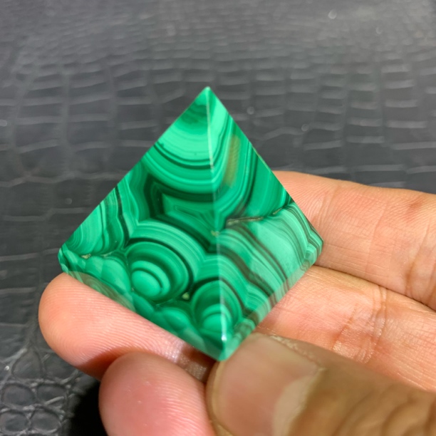 天然孔雀石金字塔形摆件D903