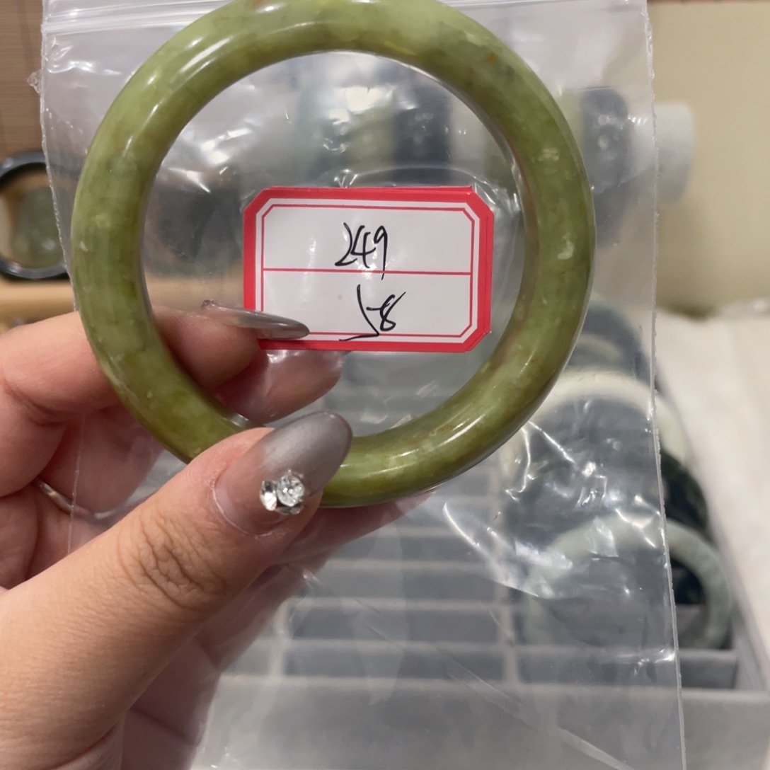 蛇纹石玉手镯未镶嵌