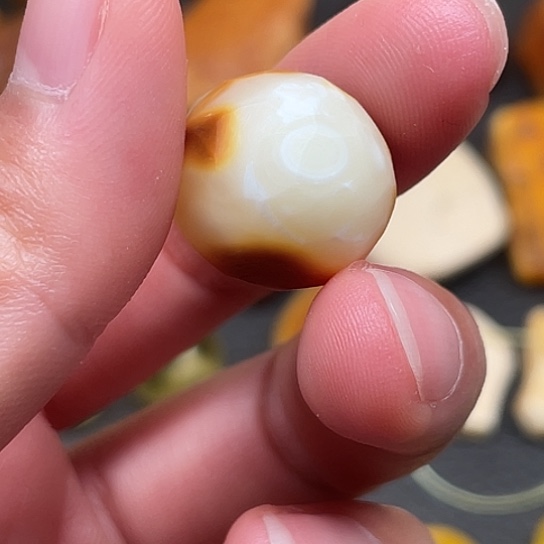 定制琥珀白蜜蜡沁色