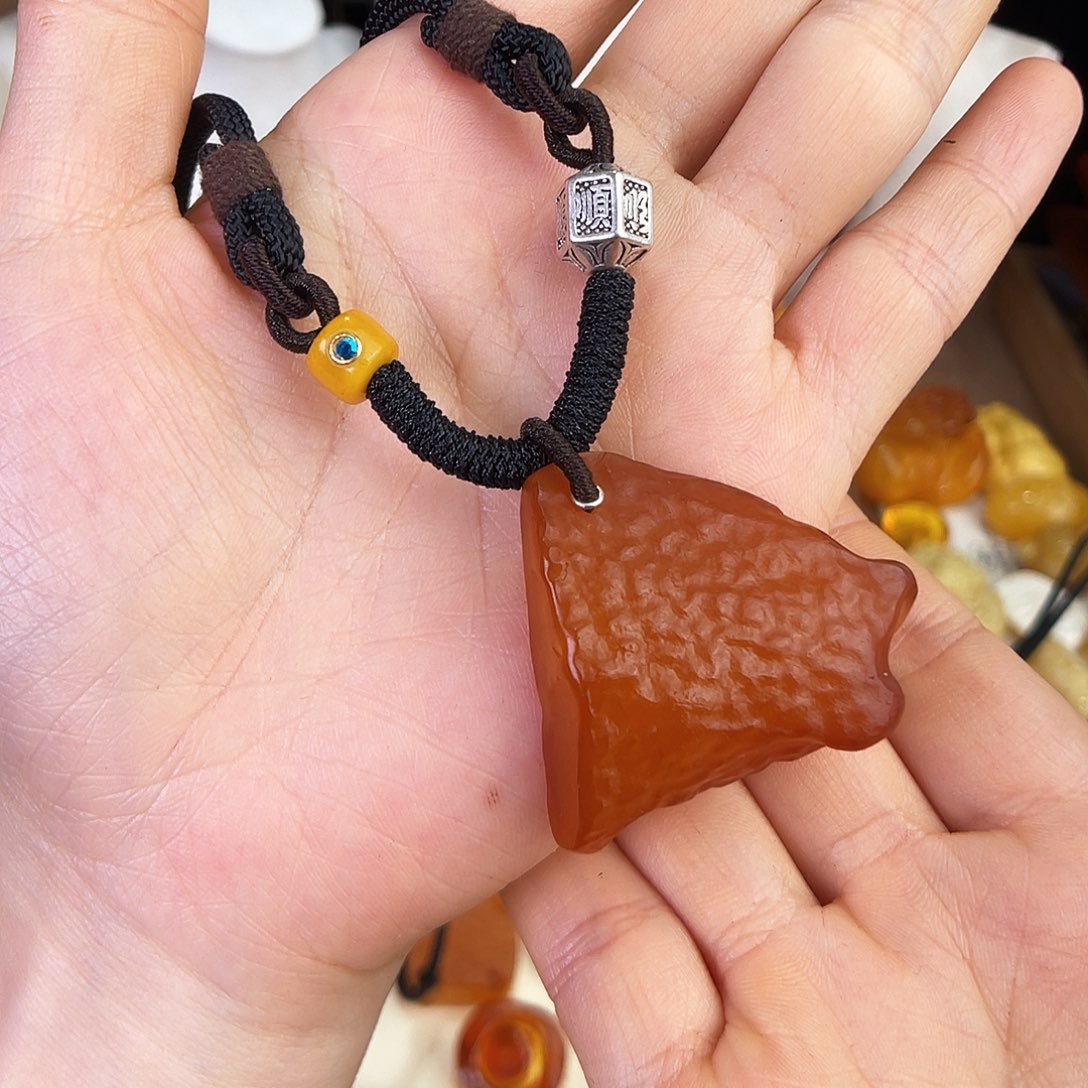琥珀珠宝奇石未镶嵌。