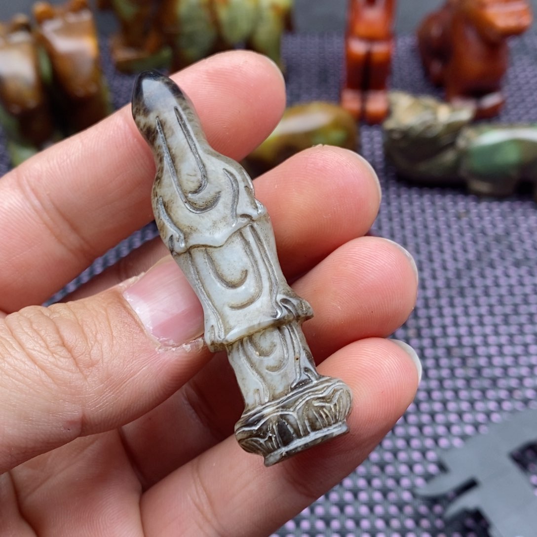 蛇纹石玉颈饰未镶嵌