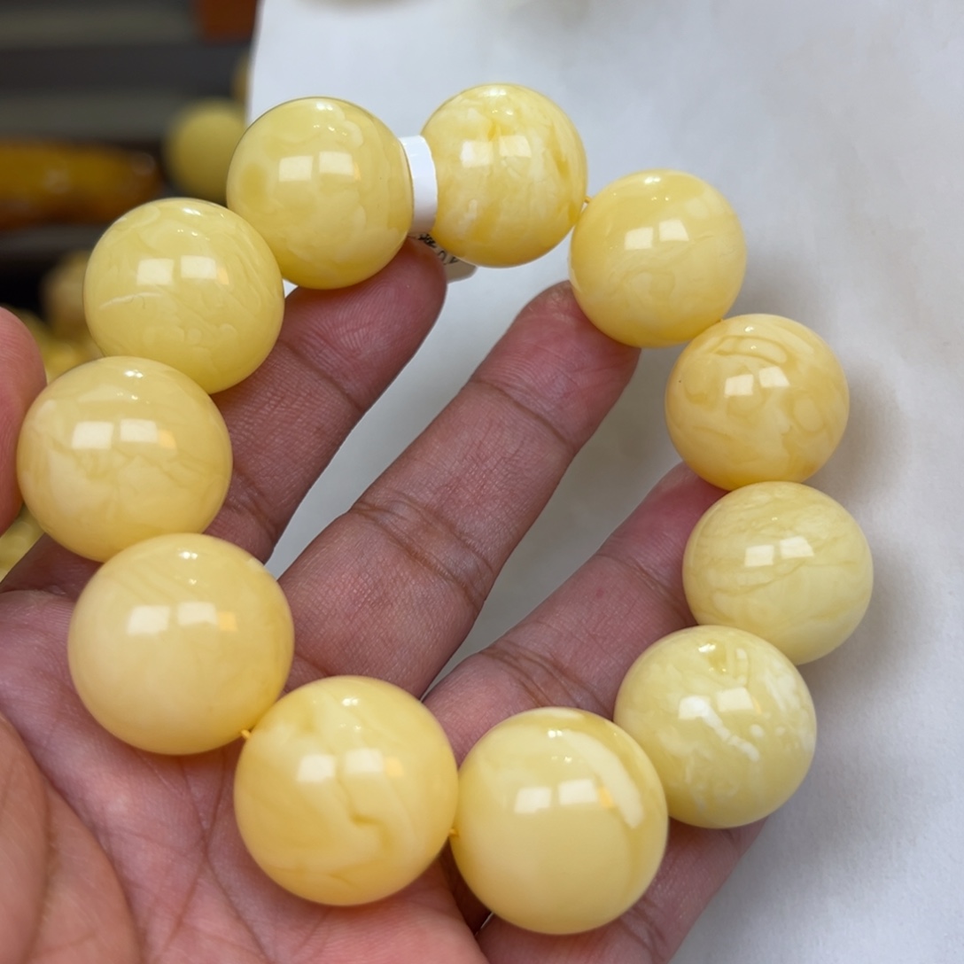 蜜蜡未镶嵌裸石22加69克