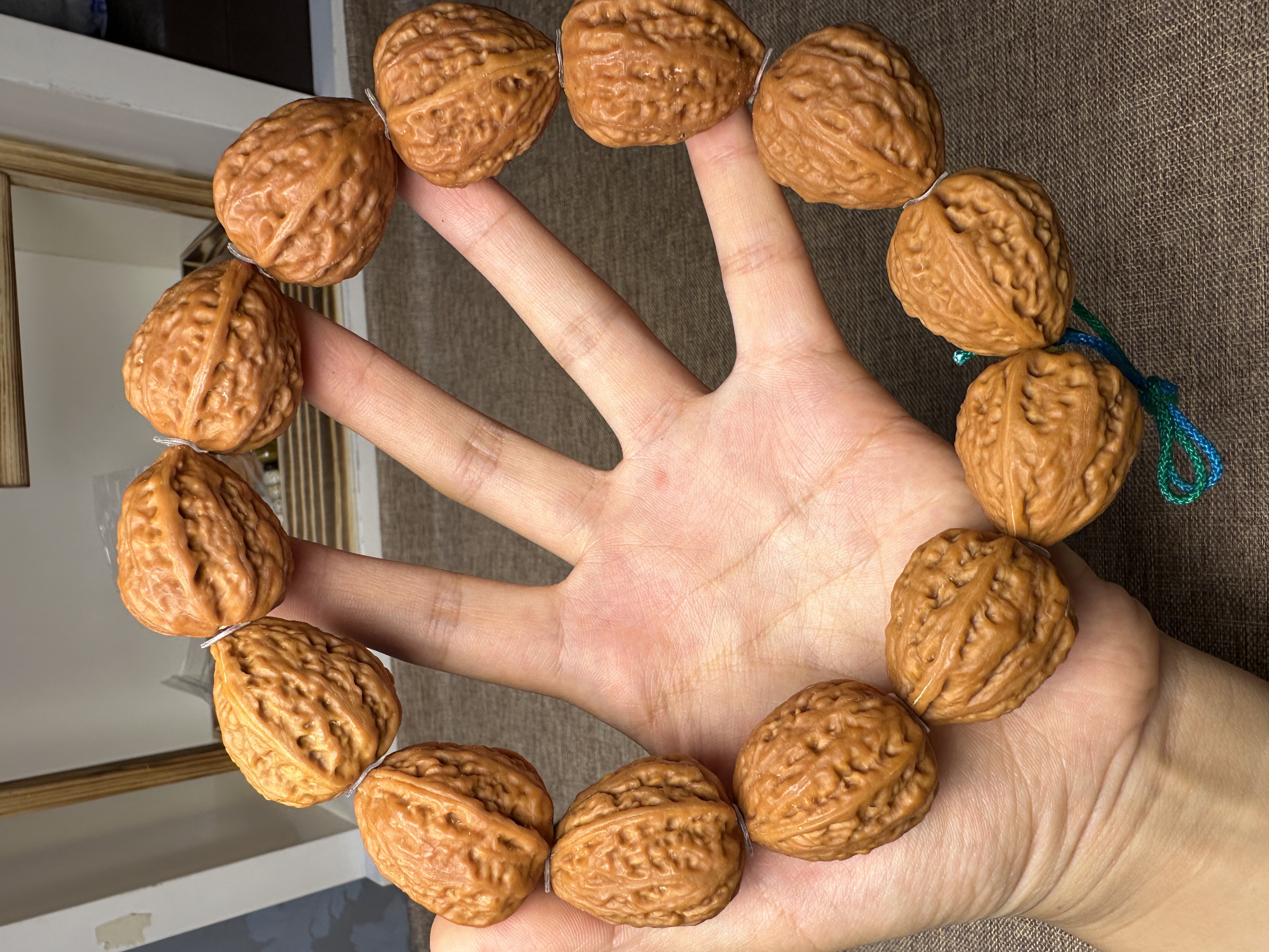 绣花鞋大尺寸手持