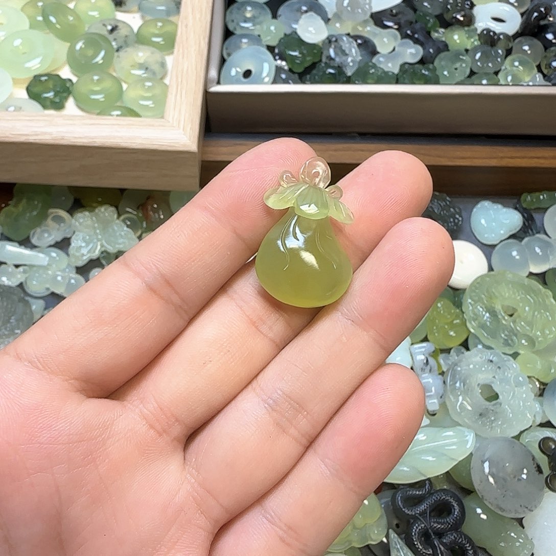 蛇纹石玉颈饰未镶嵌