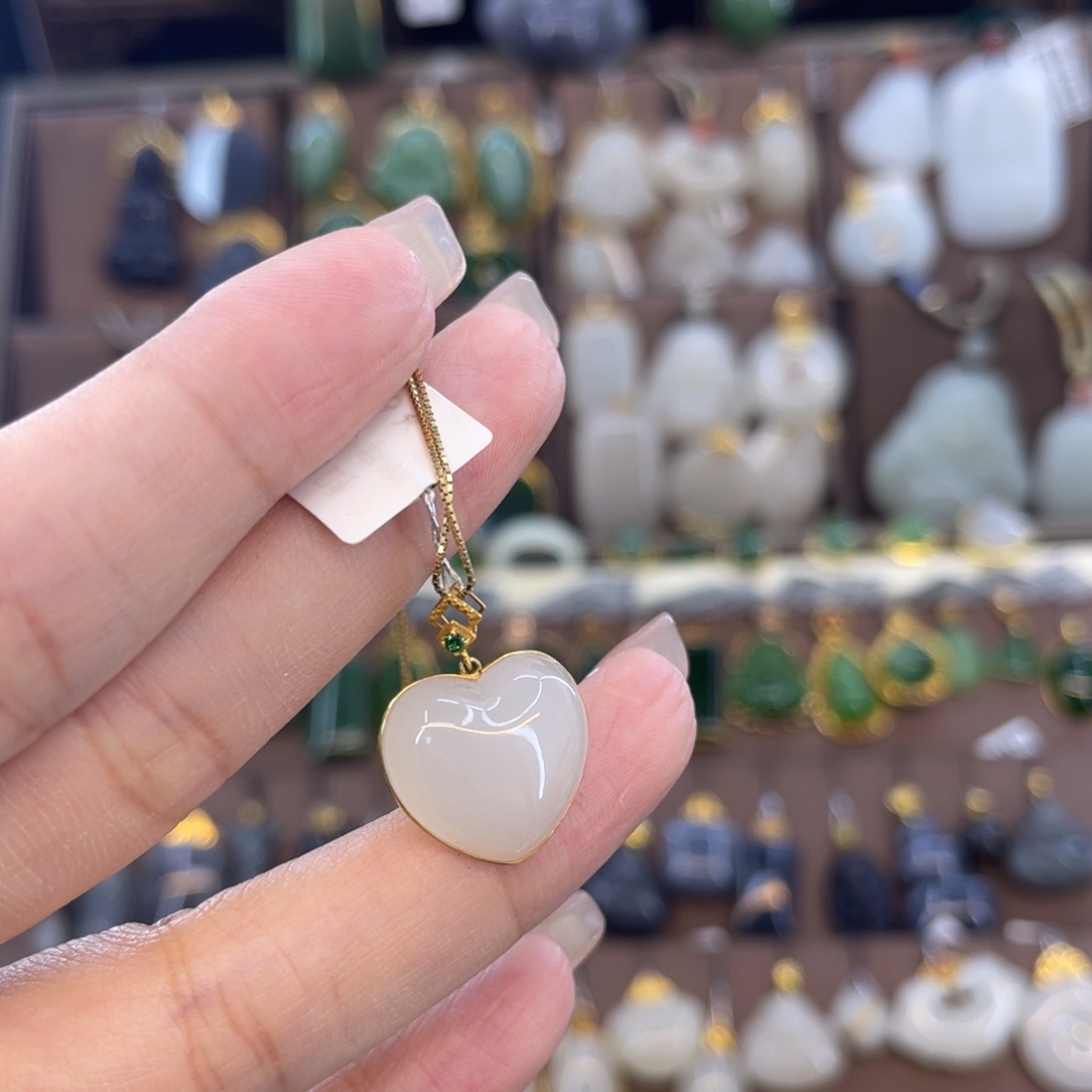 和田玉吊坠22K金镶嵌