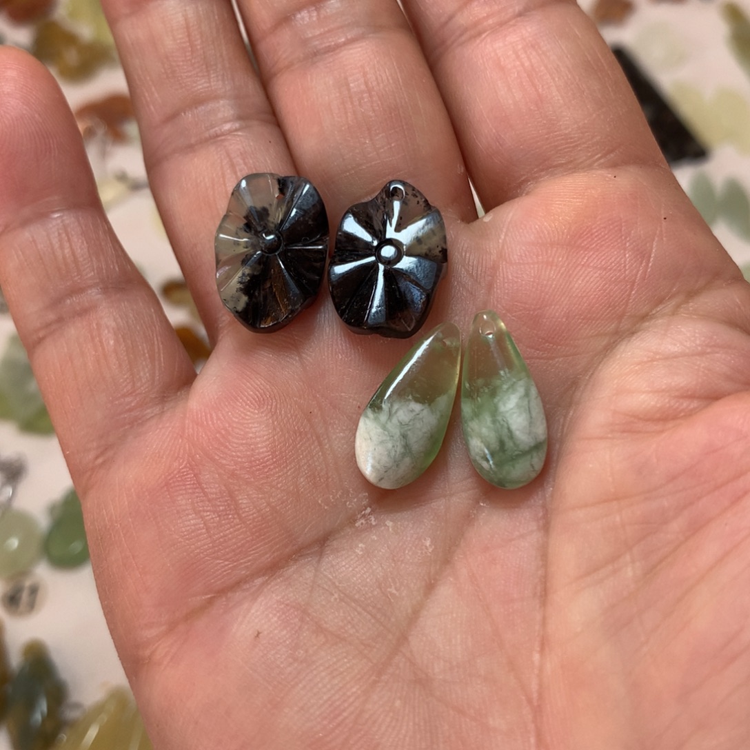 还***鱼蛇纹石玉未镶嵌耳环