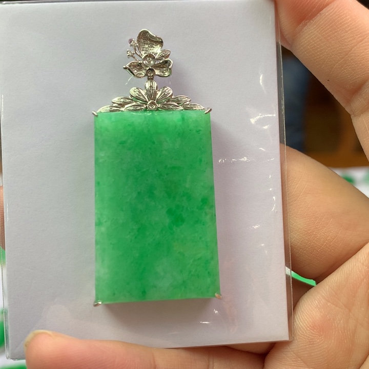 翡翠18K金镶嵌颈饰翡翠吊坠