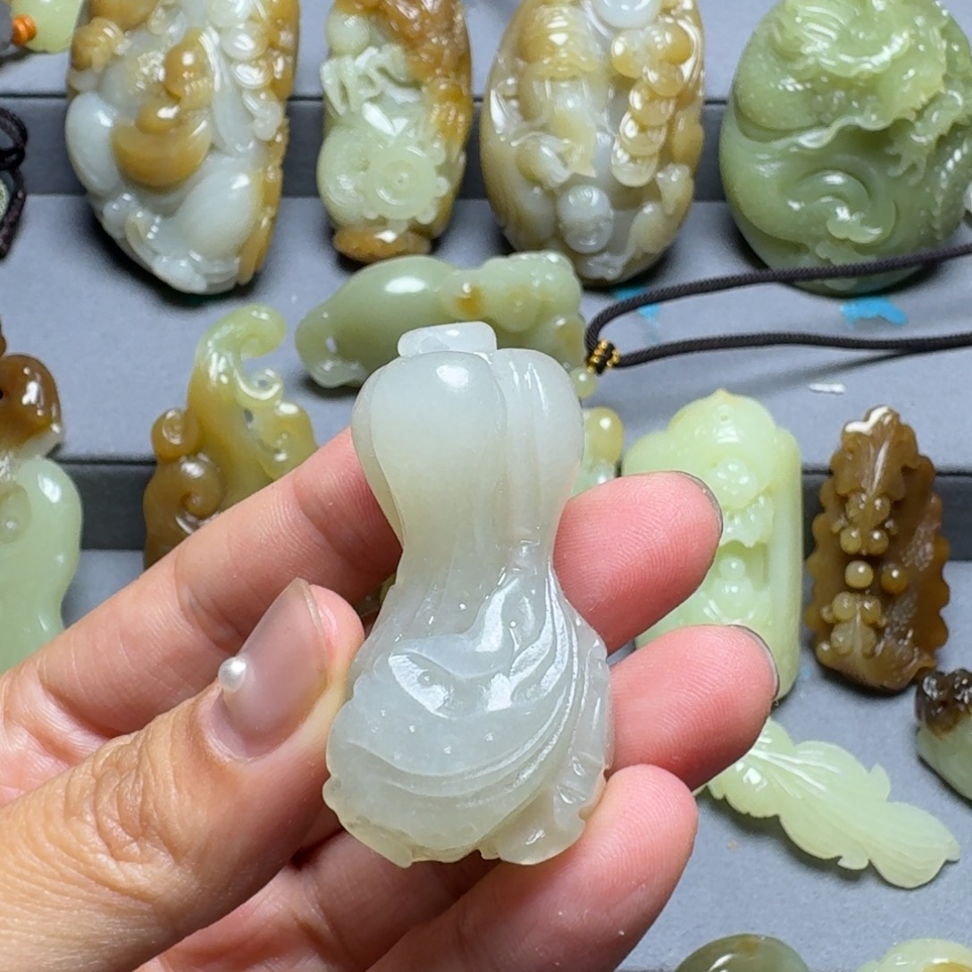 俊***水和田玉未镶嵌颈饰