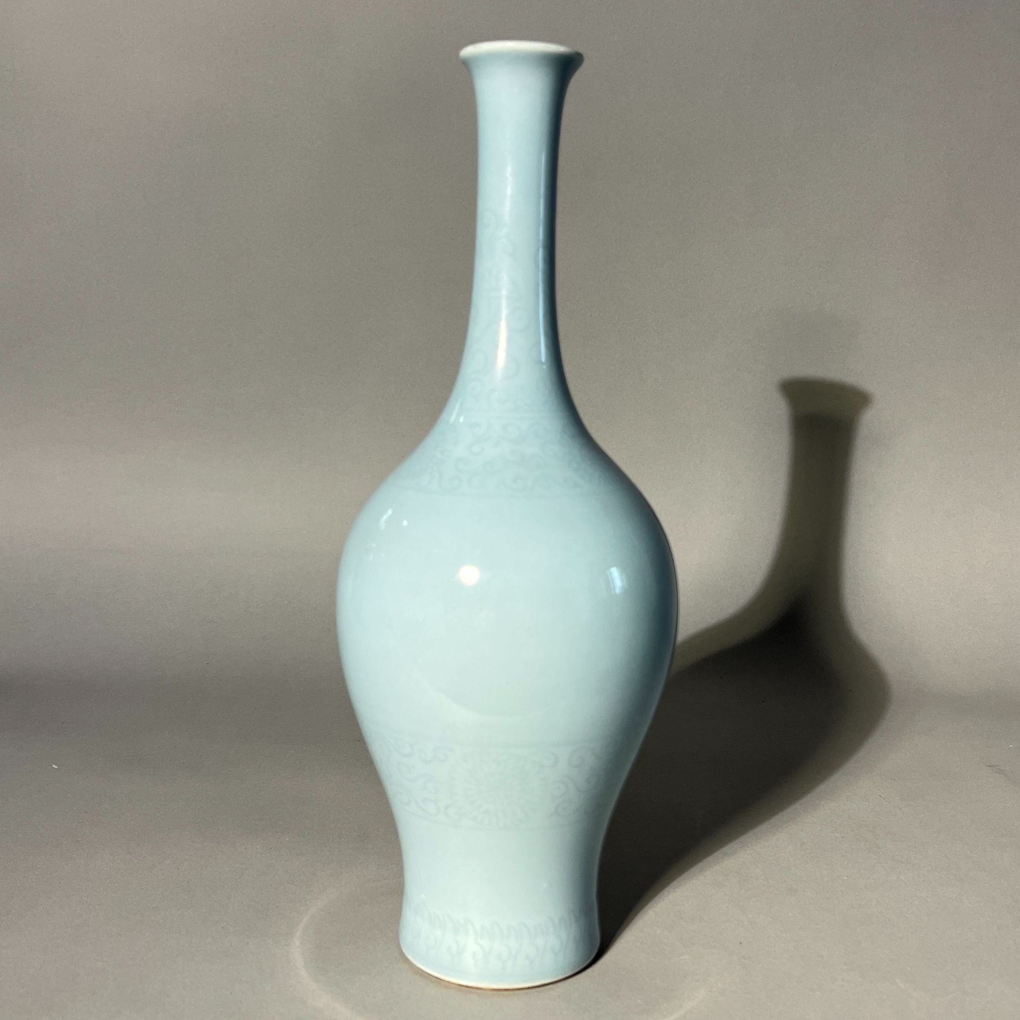 天蓝釉暗刻纹摇铃尊