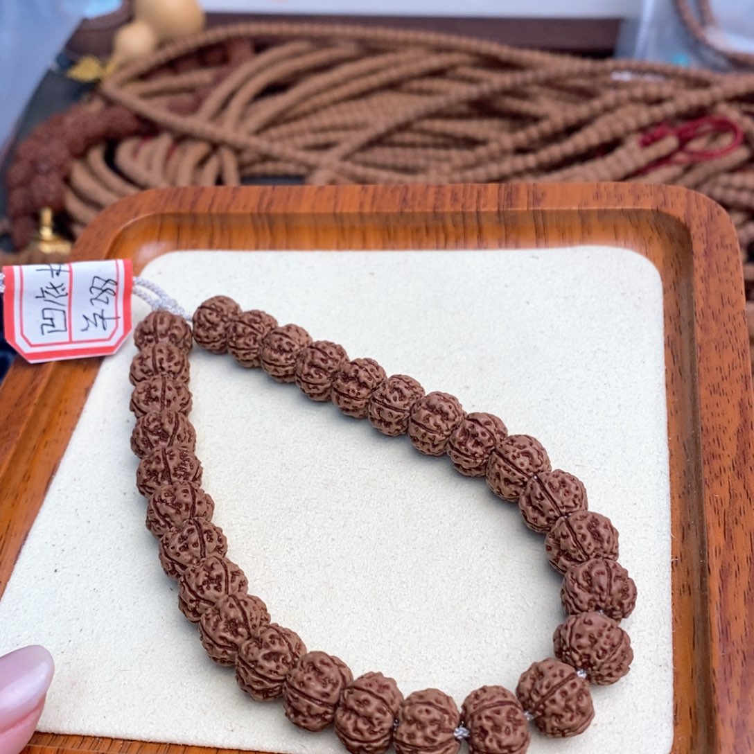 金刚菩提吊坠是*凹底梅花手持