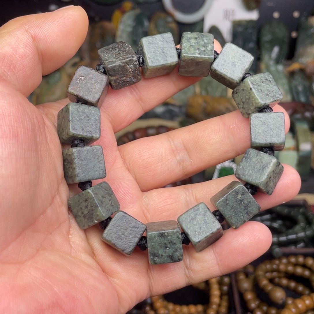 岫岩河磨玉（透闪石质玉）未镶嵌颈饰卡13福利