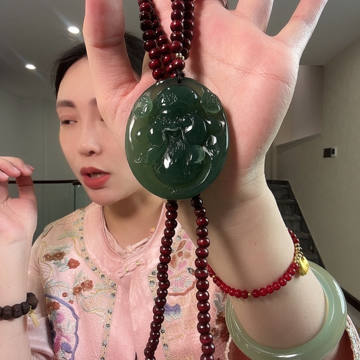 舒***)蛇纹石玉未镶嵌颈饰