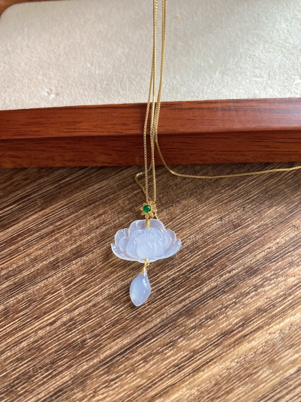 翡翠白冰荷花项链，18k金镶嵌