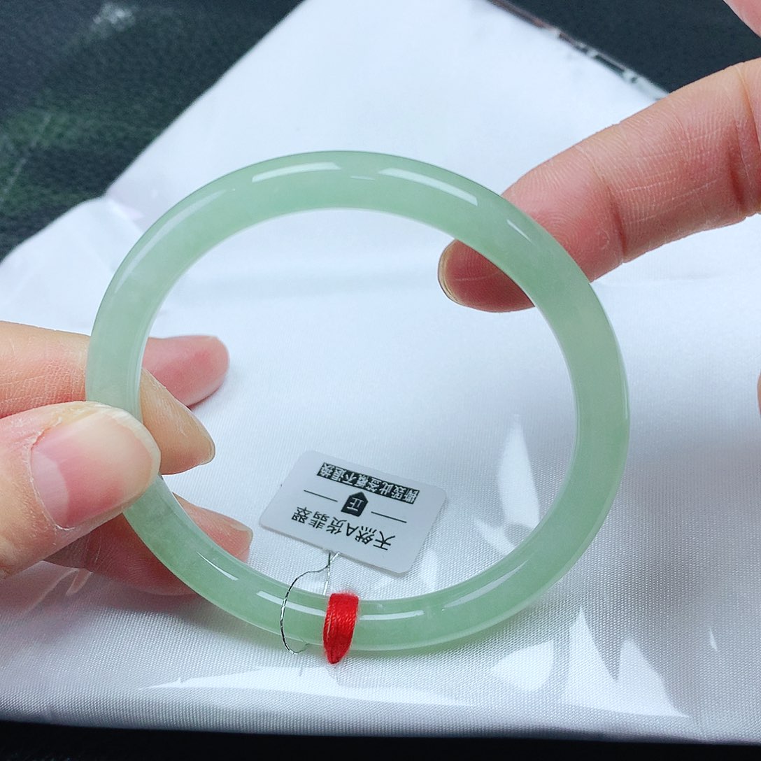 翡翠手镯未镶嵌54圈