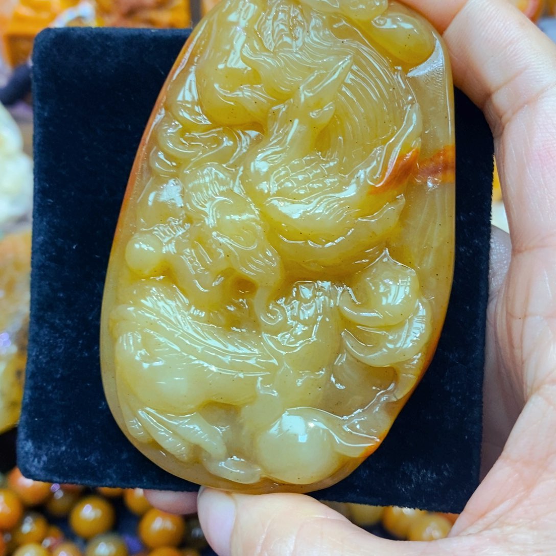 未镶嵌石英质玉（黄龙玉）颈饰