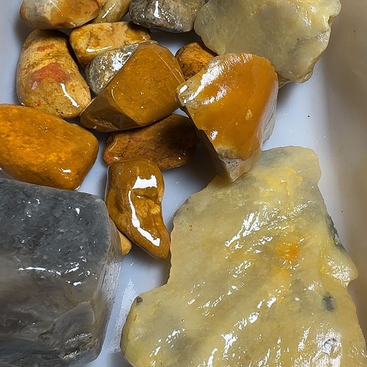 红***玩寿山石寿山石的颜色