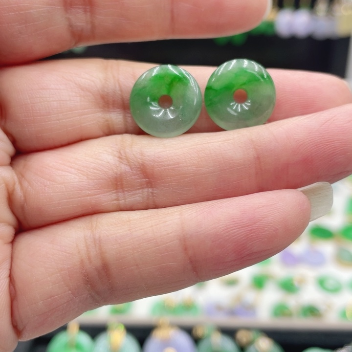 翡翠未镶嵌耳饰的