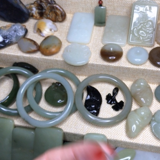 和田玉（墨玉）颈饰未镶嵌