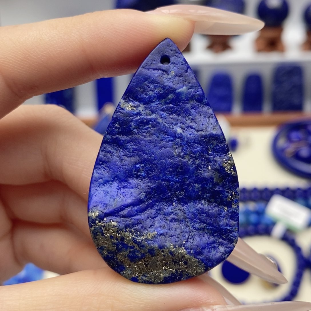 青金石未镶嵌颈饰