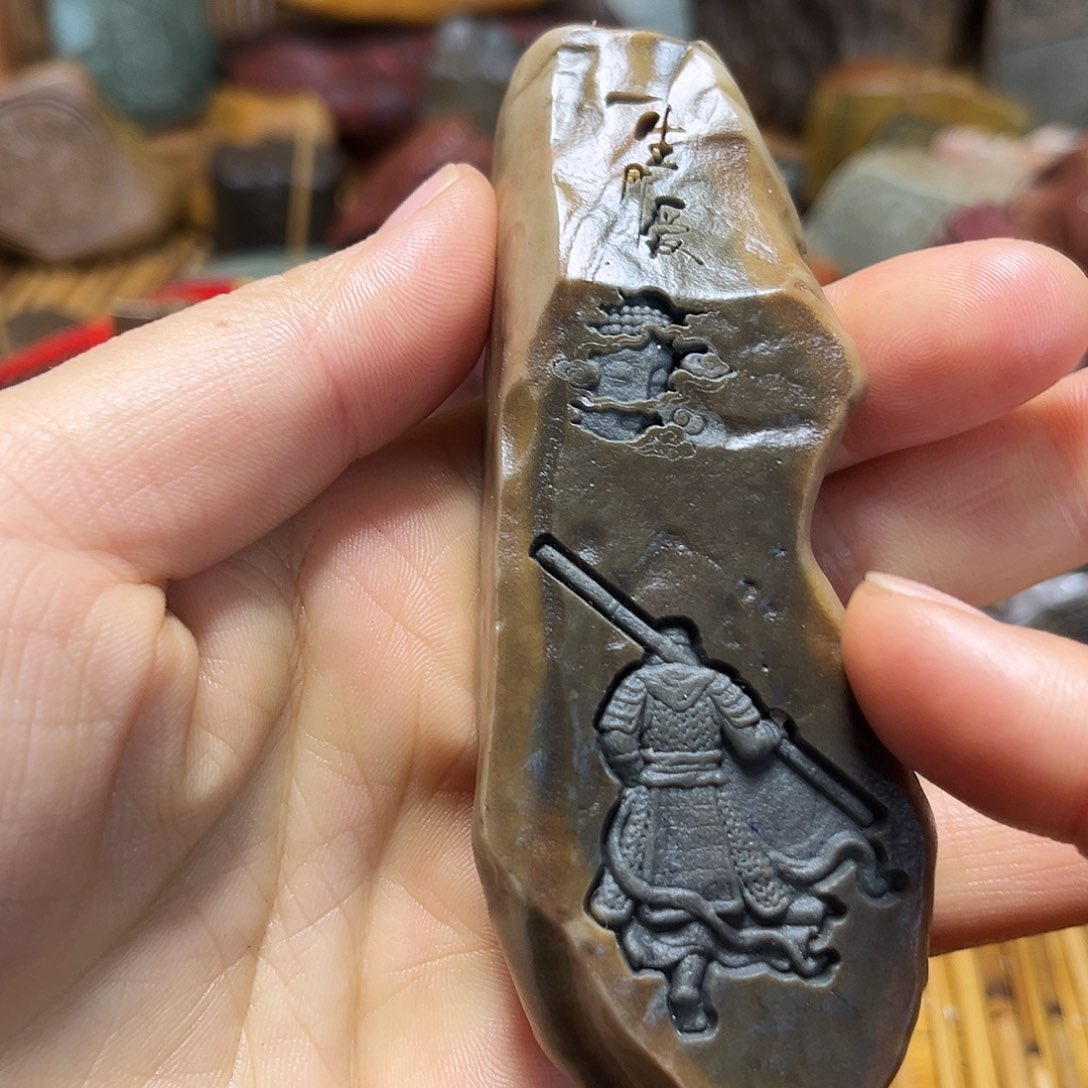 新疆原石雕刻手把件