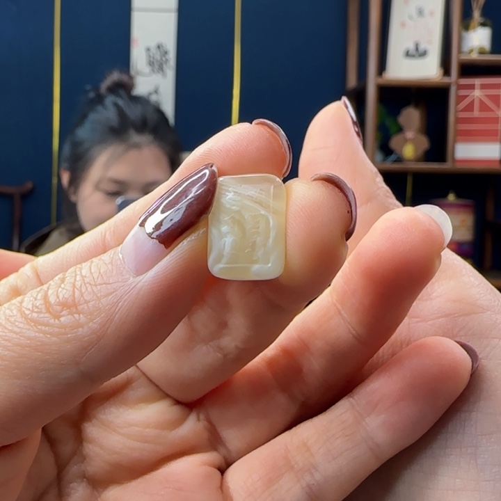 蜜蜡吊坠(赠链)未镶嵌Y**?