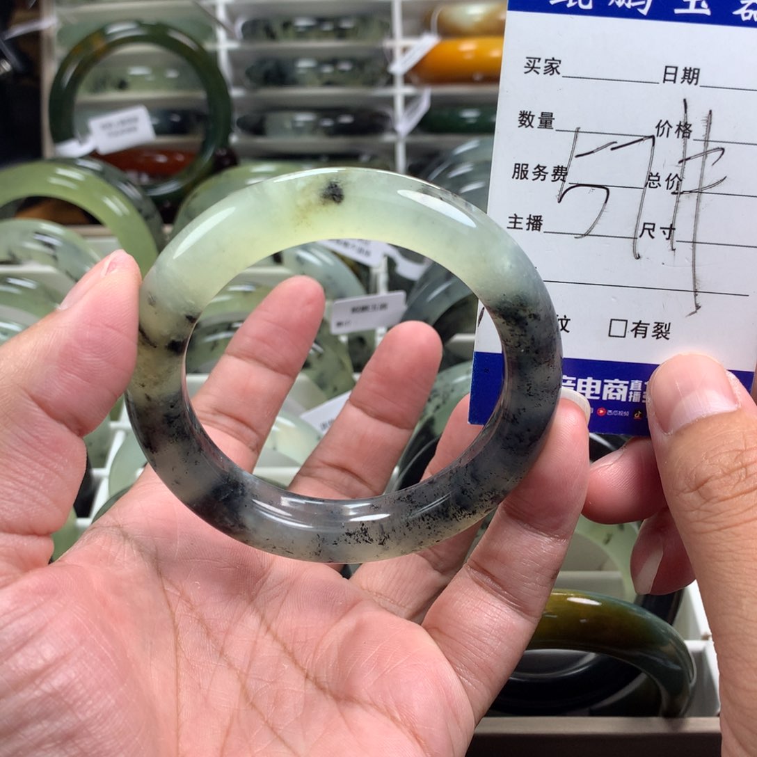 蛇纹石玉手镯未镶嵌