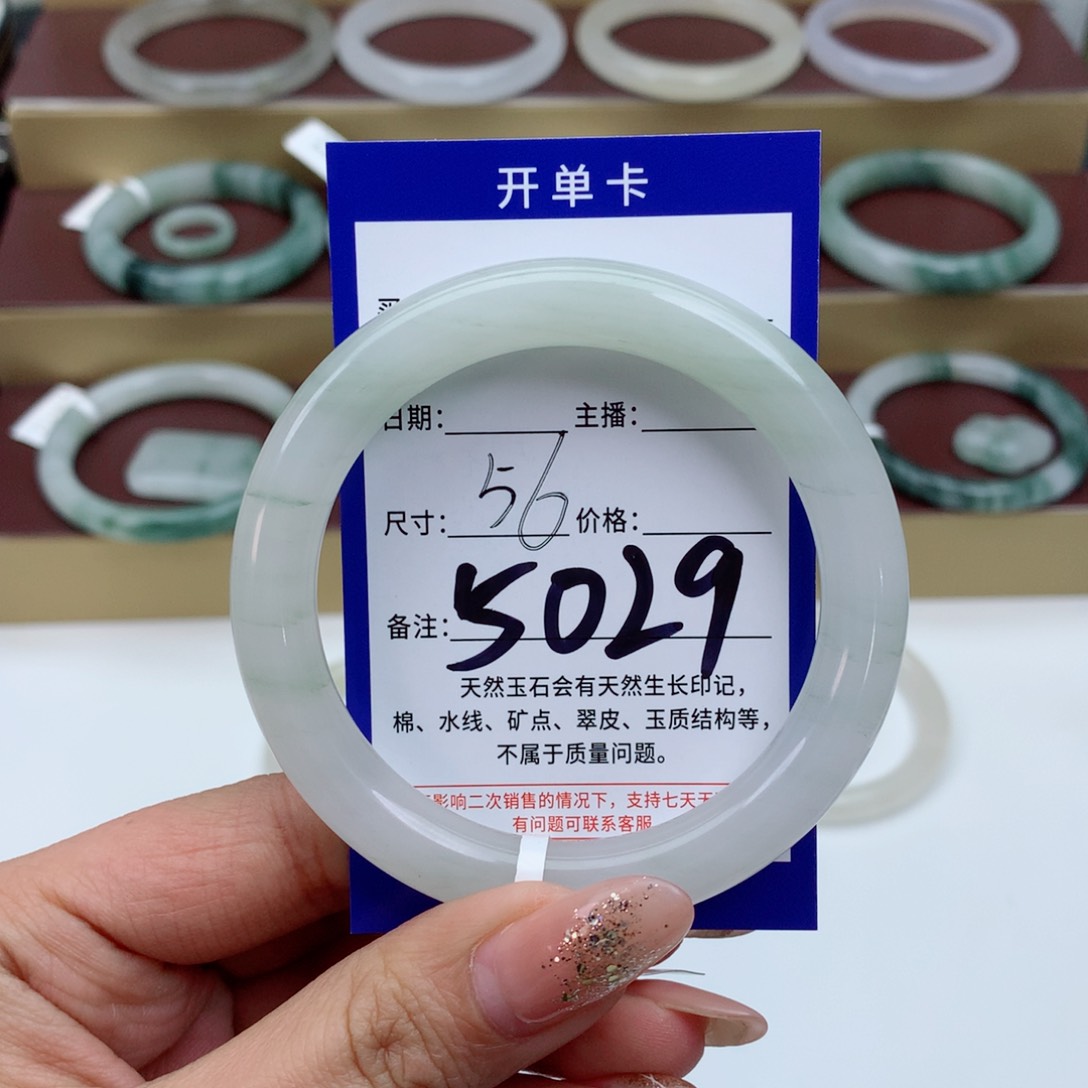 石英质玉未镶嵌手镯哆**梦