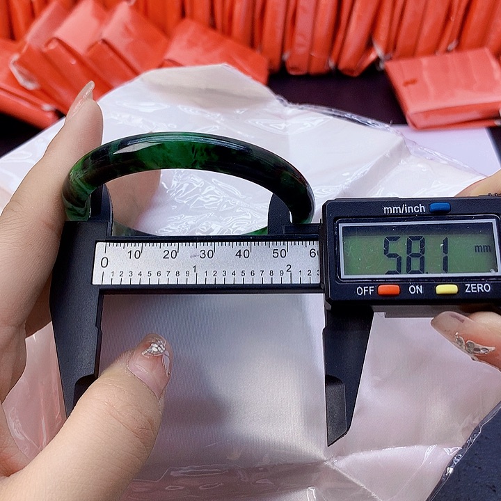 翡翠手镯未镶嵌191。  