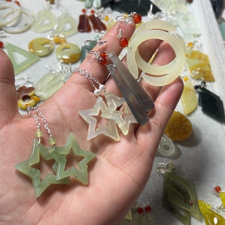 蛇纹石玉合金耳饰