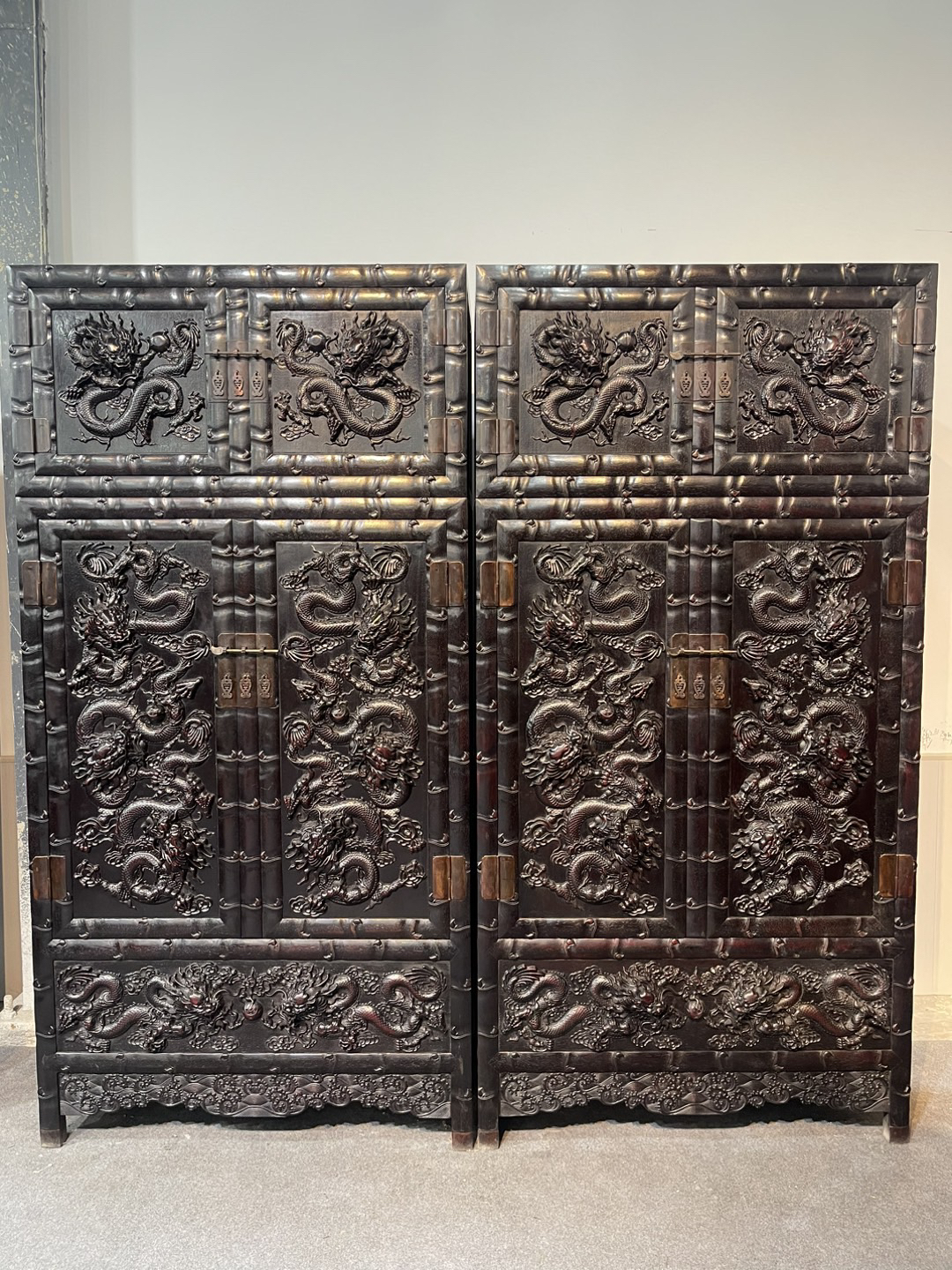 满工雕刻龙吐珠顶箱柜一对