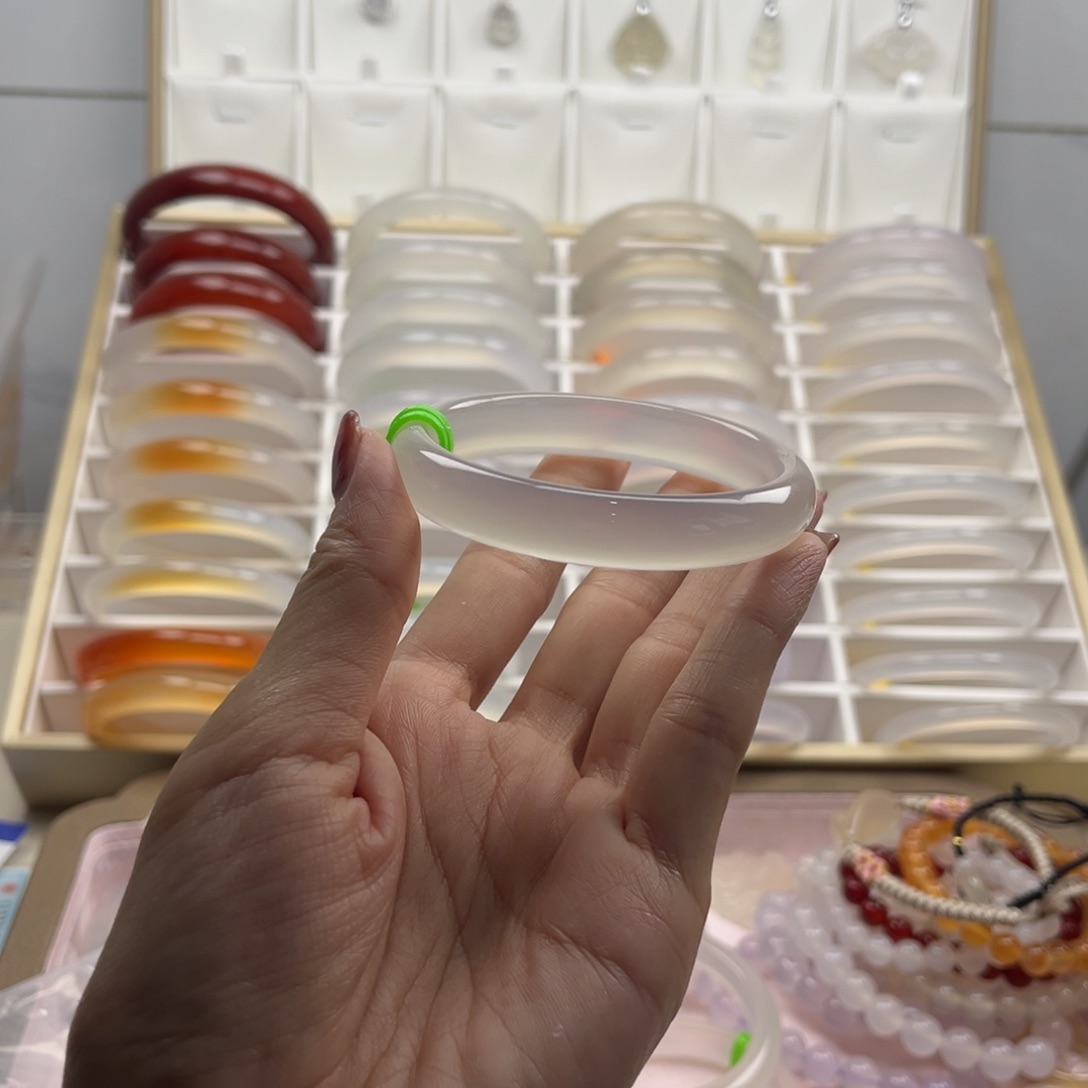 裴***财玛瑙/玉髓手镯未镶嵌