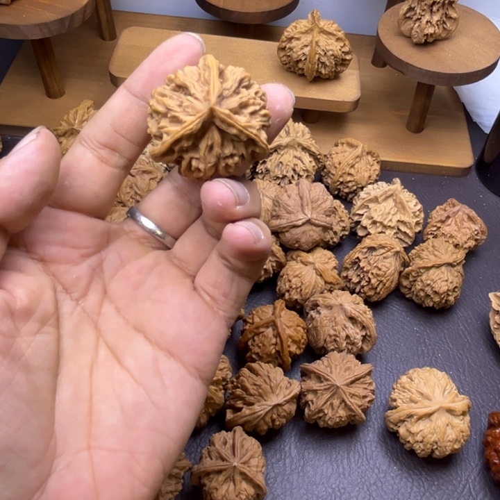 金***子吊坠桃核花王三棱