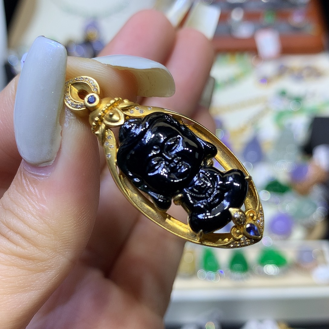 翡翠18K金镶嵌颈饰