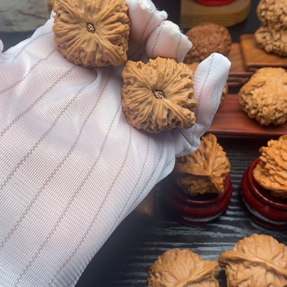 文玩核桃吊坠42尺寸凹底南疆石