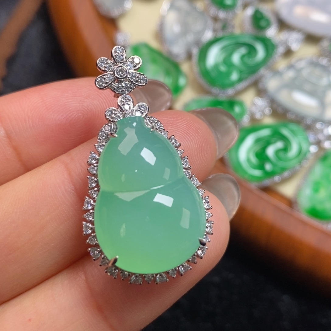 翡翠吊坠(赠链)18K金镶嵌